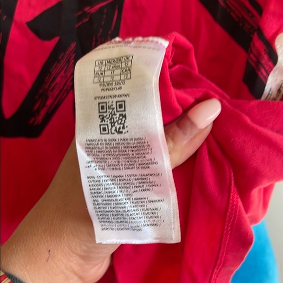 Guess Bold pink Tee with Black and White Design - Picture 4 of 5